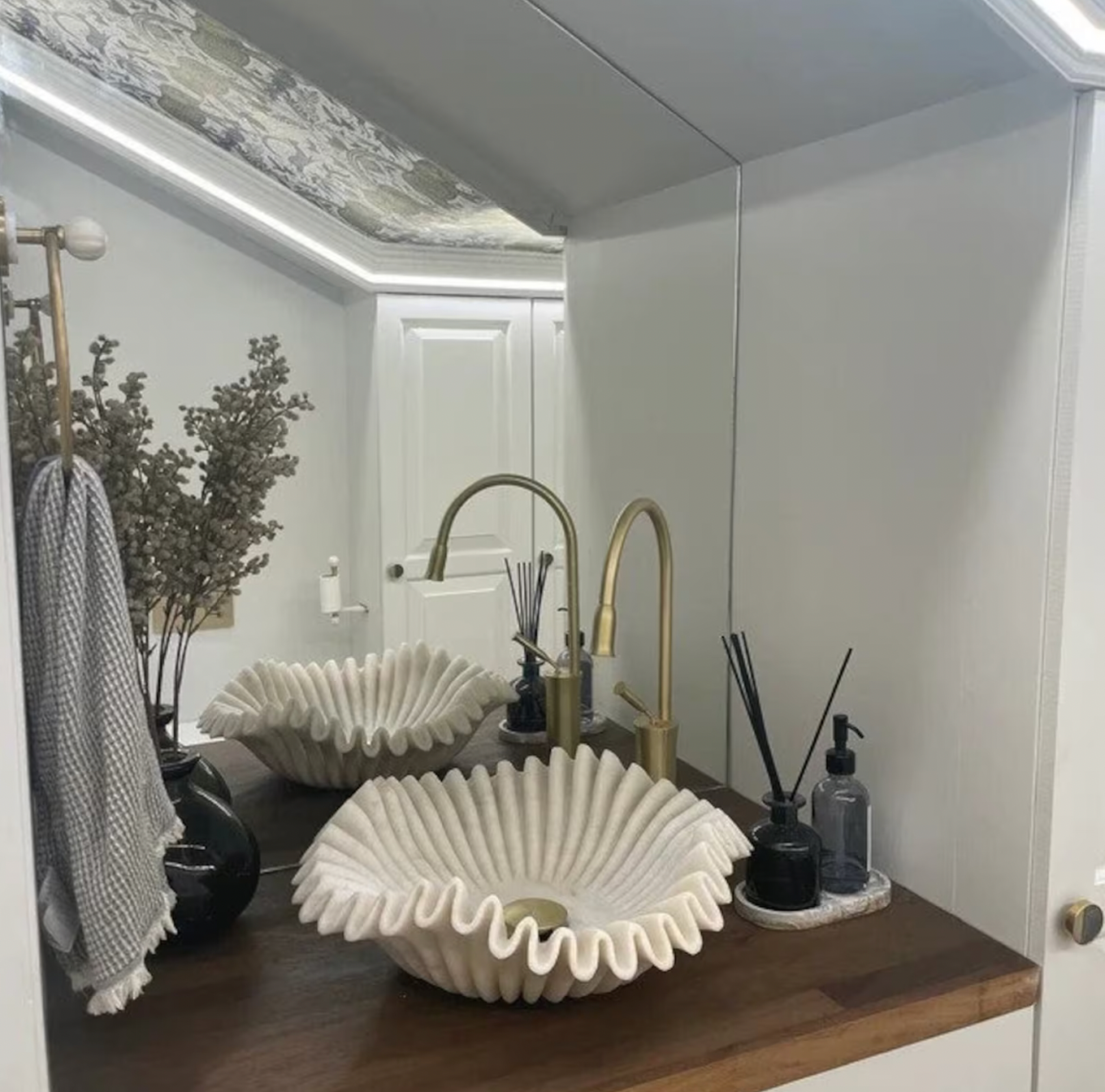 MARBLE RUFFLE SINK